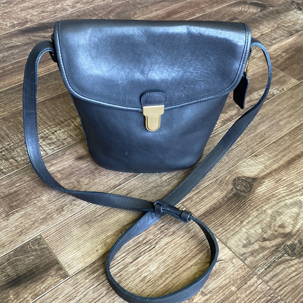 Vintage COACH Jackson Bucket 9912 in Navy Leather.